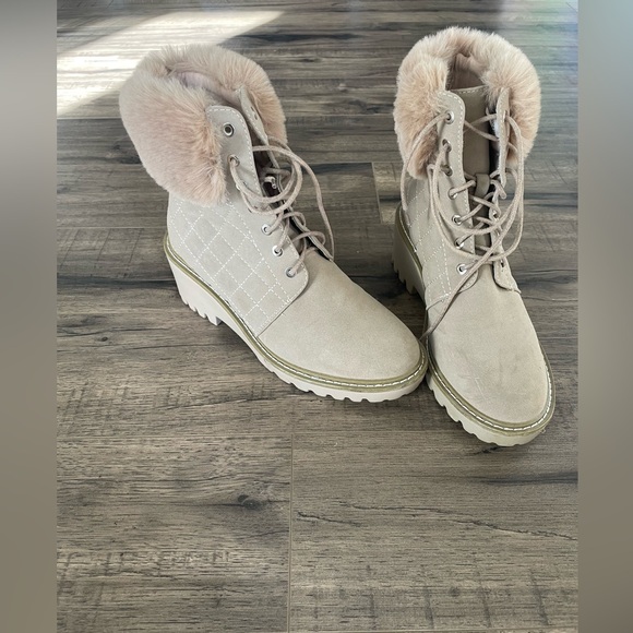 Nicole Miller Tan Faux Fur Lace-Up Winter Boots Size 8 Quilted Cozy Boots - Picture 3 of 5